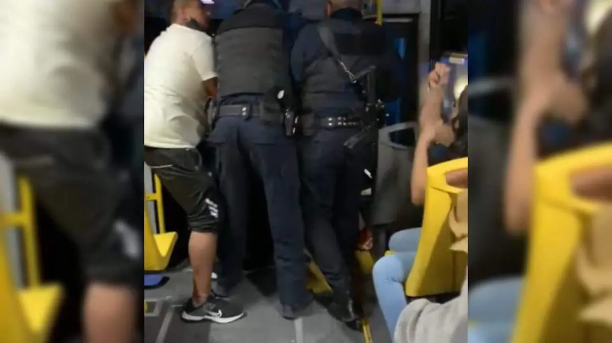 Golpean a ladron en el transporte público